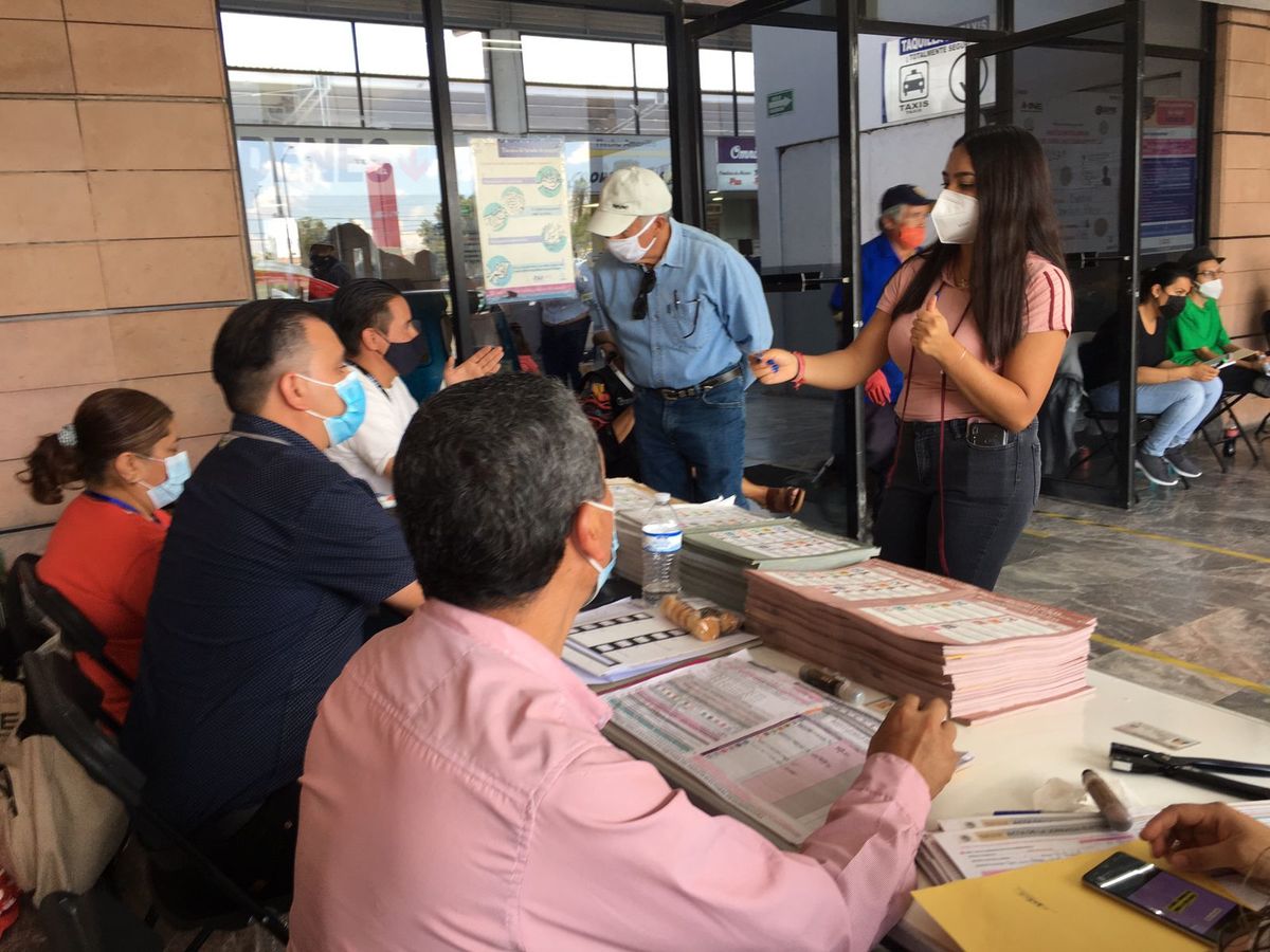 En San Luis Potosí, tardan hasta tres horas en votar | Edgar Santos