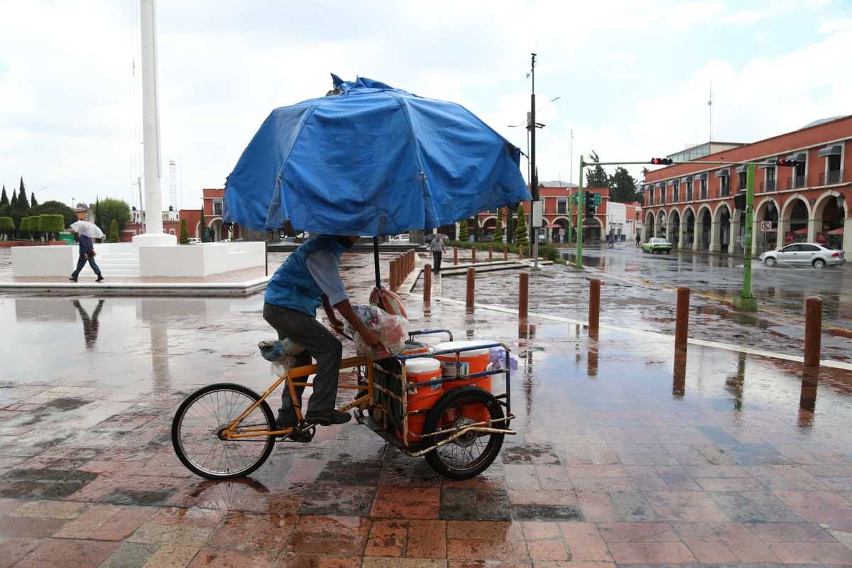 Ambulante en plaza Juárez de Pachuca. (Jorge Sánchez)