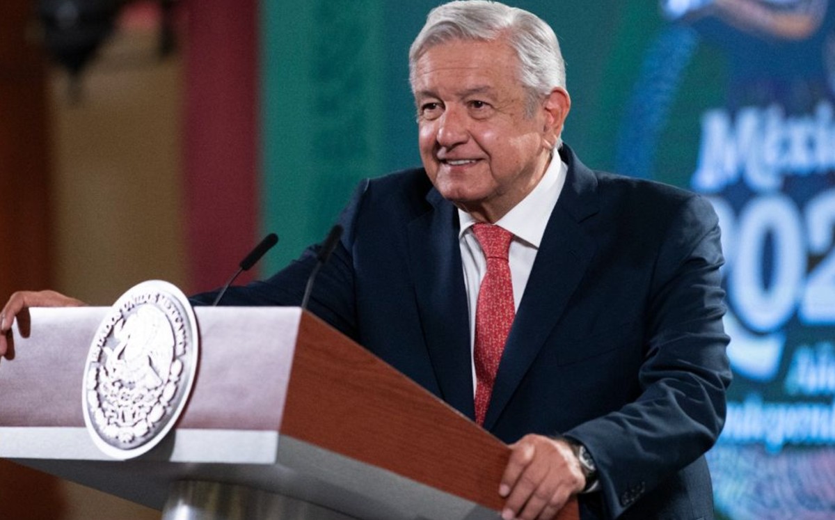 AMLO exhibe "bolo" en casilla de Oaxaca; celebra defensa del voto. (Especial)