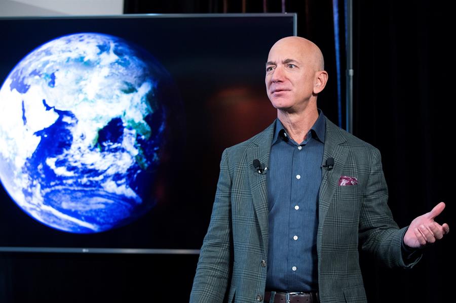 Bezos fundó en el año 2000 Blue Origin, su empresa de exploración espacial. (EFE)