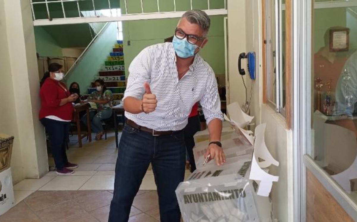 El brazo derecho de César Duarte sale de prisión domiciliaria a emitir su voto. (Juan José García Amaro)