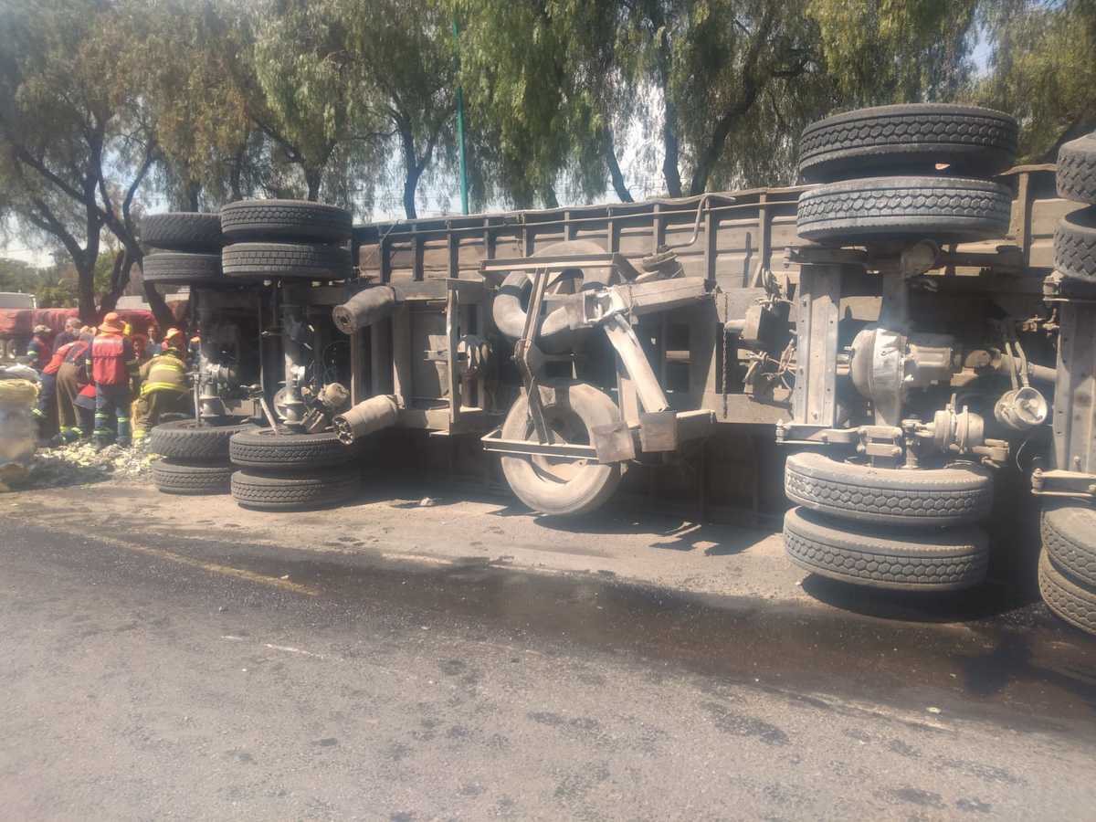 El camión quedó atravesado sobre los carriles de la vialidad.