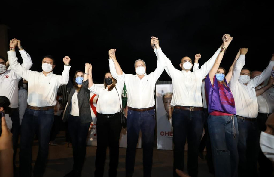 Fraustro Siller, organizó una reunión con simpatizantes en las instalaciones de su partido en Saltillo. (Especial)