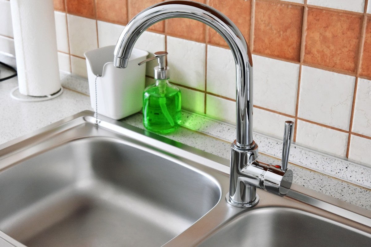 Fregaderos de acero inoxidable procedentes de China. Foto: Shutterstock