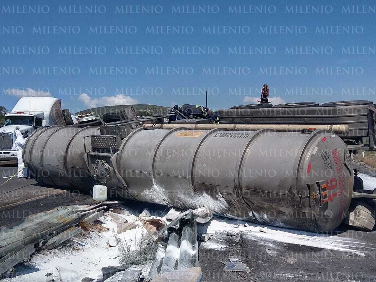 Vuelca pipa con residuos peligrosos en la carretera Acatzingo-Ciudad Mendoza. (Especial)