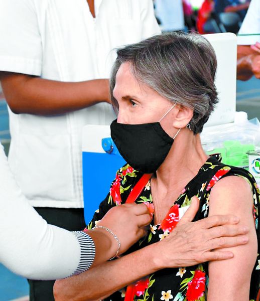 La actriz Florinda Meza se vacunó en Cancún. Cuartoscuro