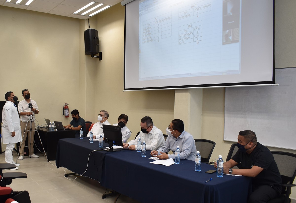 Doctores de la UAT reciben plazas para internado. (Cortesía)