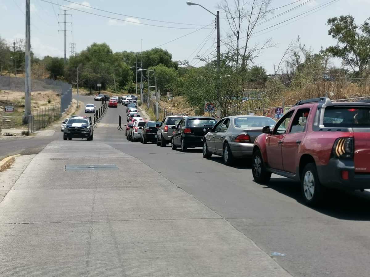 Filas de hasta cuatro horas se registraron en el Drive Thru de CUCEA (Diana Barajas)