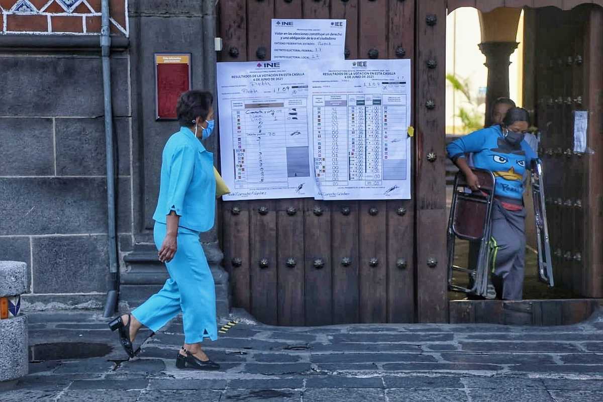 Interior de una casilla electoral donde se ven las sábanas de resultados de las pasadas votaciones. (Andrés Lobato)