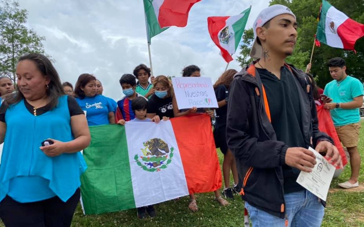 Joven recibe diploma en Estados Unidos (Siembra NC).