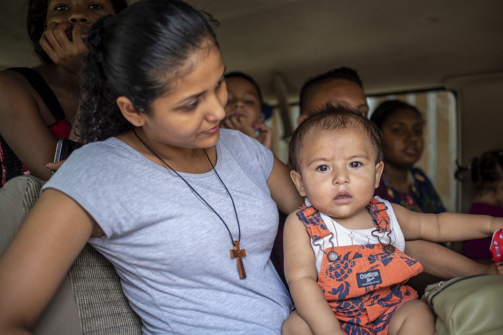 Los niños migrantes ya están siendo reunidos con sus familias. (AFP)