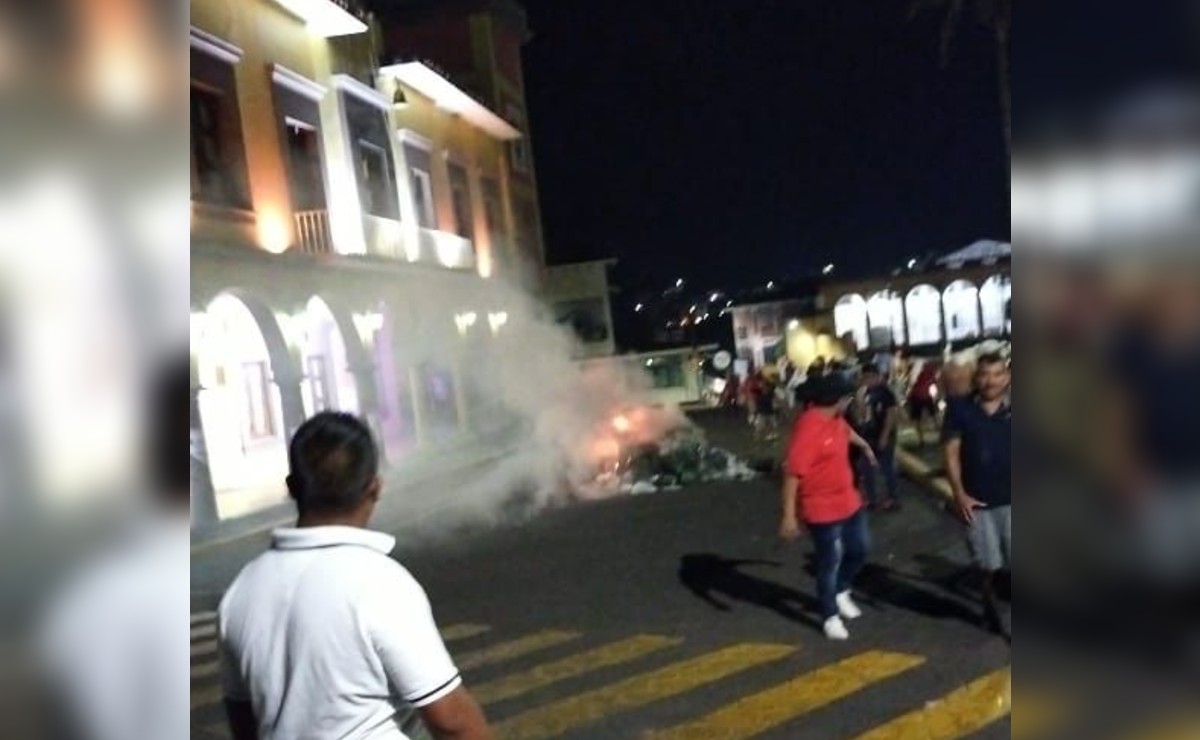 Personas encapuchadas quemaron las boletas electorales tras robarlas del OPLE de Veracruz. (Especial)