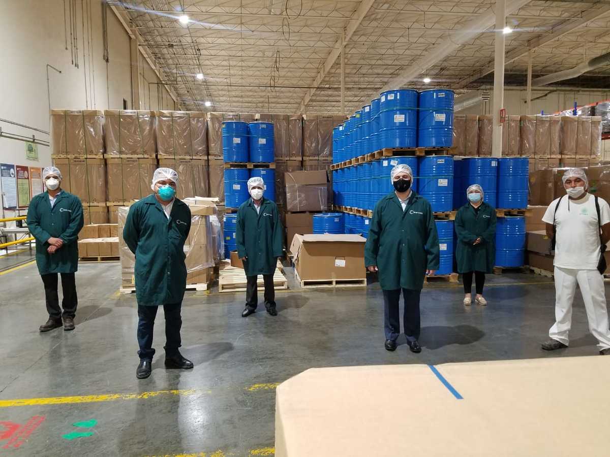 Trabajadores en planta de manufactura en Tamaulipas.