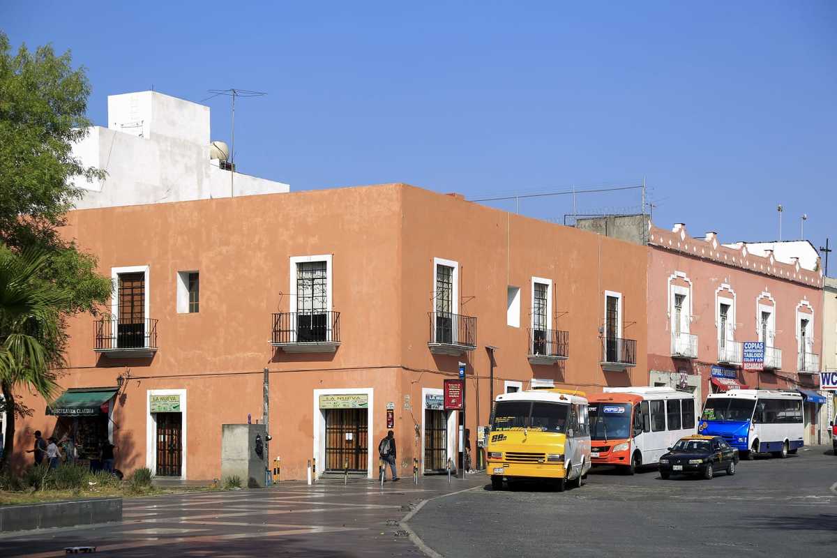 Unidades del transporte público esperan por pasajeros en la avenida 10 Poniente.  (Andrés Lobato)