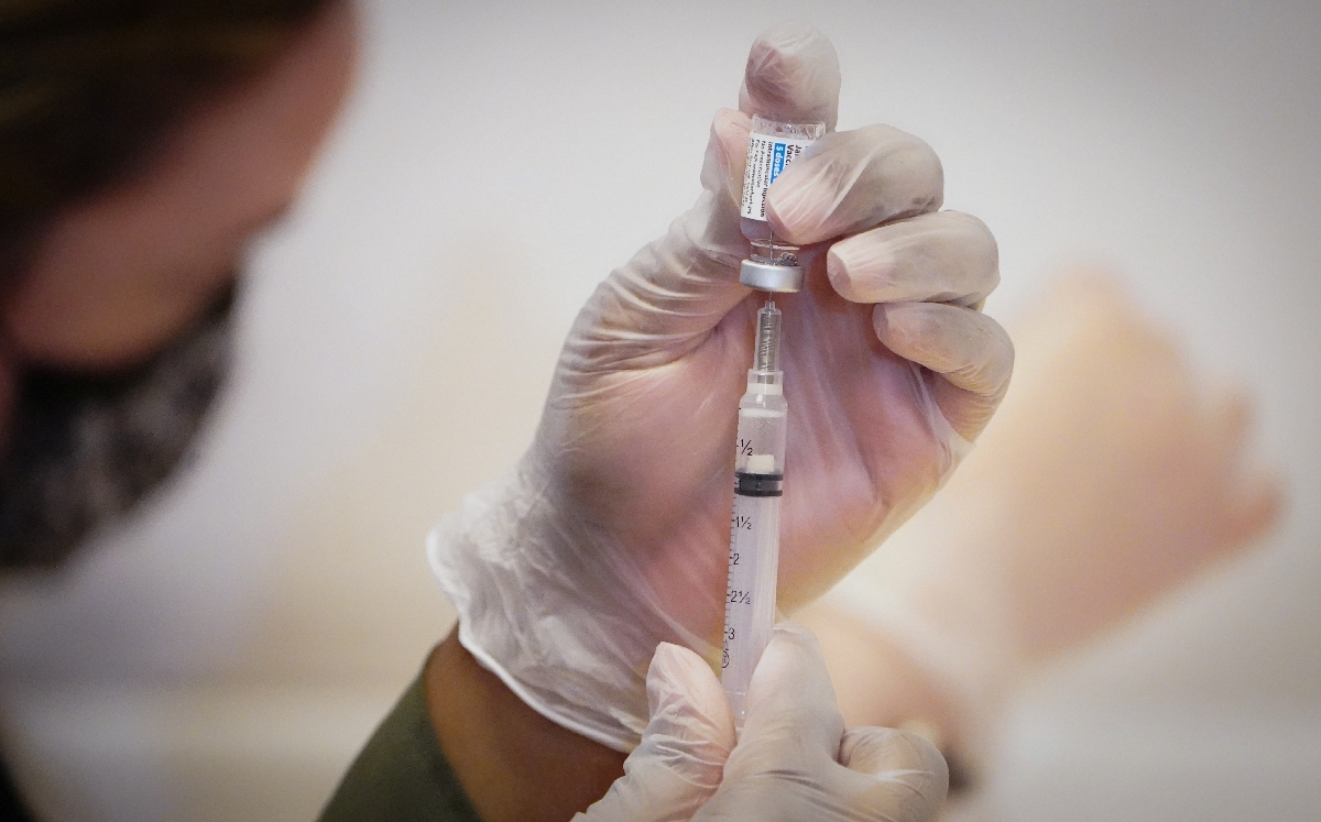 Las vacunas de Johnson & Johnson sólo requiere una sola dosis para actuar contra el covid-19. (Reuters)