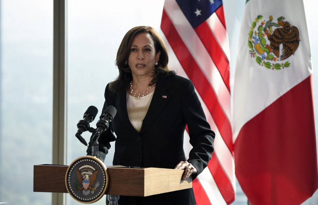 La vicepresidenta de Estados Unidos, Kamala Harris, en conferencia de prensa en la Ciudad de México. (AFP)