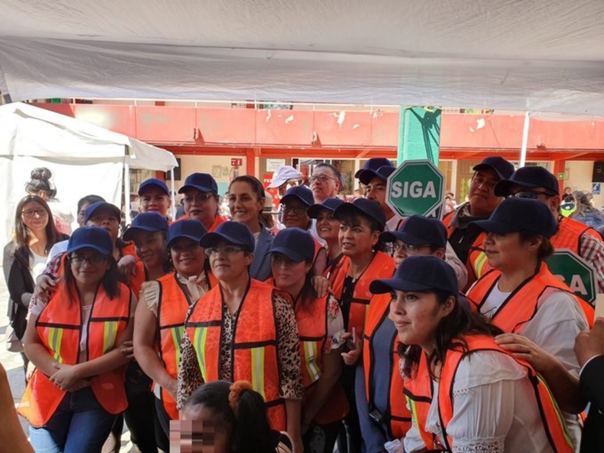 Brigada de padres de familia en la primaria de la colonia Roma Norte. (Tomado de @PabloVazC)