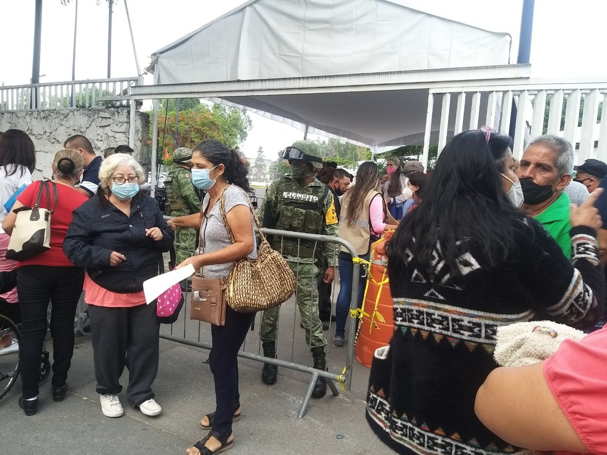 Pese a la larga fila estuvo fluyendo de manera ágil. (Josefina RuíZ)