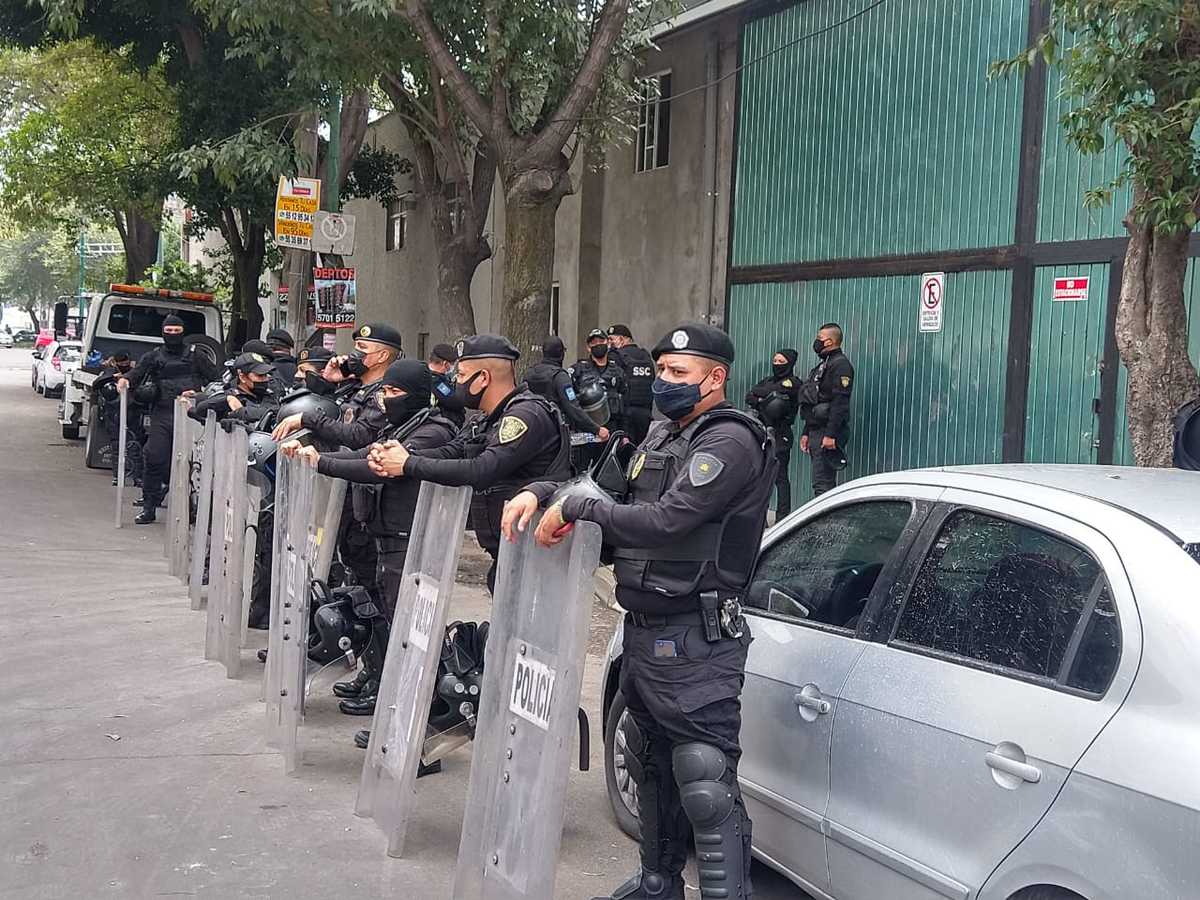 Policías resguardan el predio, al que ha llegado personal de Pemex. (César Velázquez)