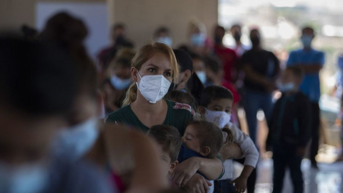 Rescatan a más de 40 migrantes abandonados en carretera de Tabasco