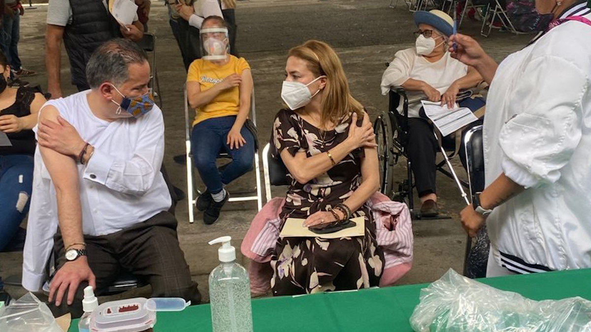 Santiago Nieto y Carla Humphrey se vacunan contra covid-19