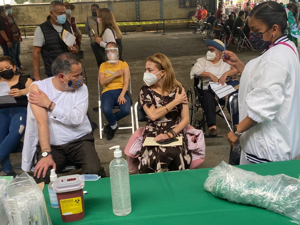 Santiago Nieto y Carla Humphrey se vacunaron contra coronavirus. (Tomada de @SNieto Castillo)