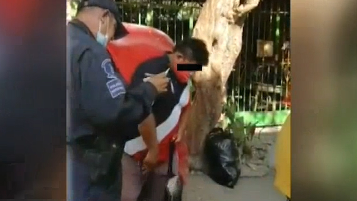 Tabasco. Captan a hombre en mototaxi tocando a dos menores; fue detenido