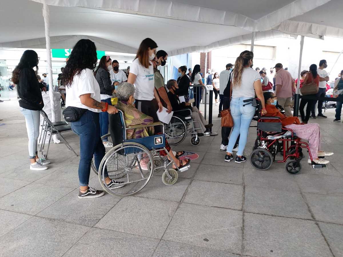 Vacunación contra covid-19 en módulo de plaza Bicentenario de Zapopan (Rosario Álvarez)