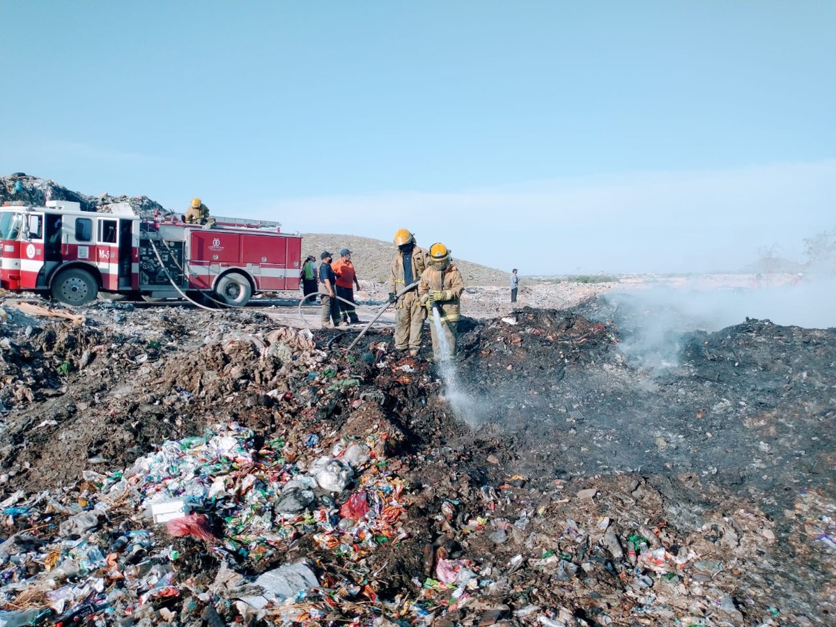 Wl relleno sanitario de Lerdo, Durango, presentó un incendio de tamaño considerable. (Notivox Digital)