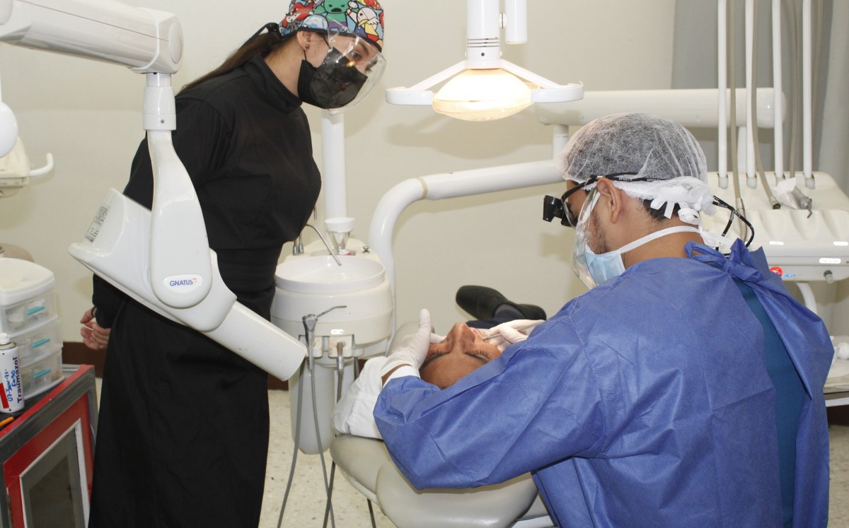 Dentistas dan servicio en la clínica de la Facultad de Odontología de la UAT campus Tampico. (Cortesía)