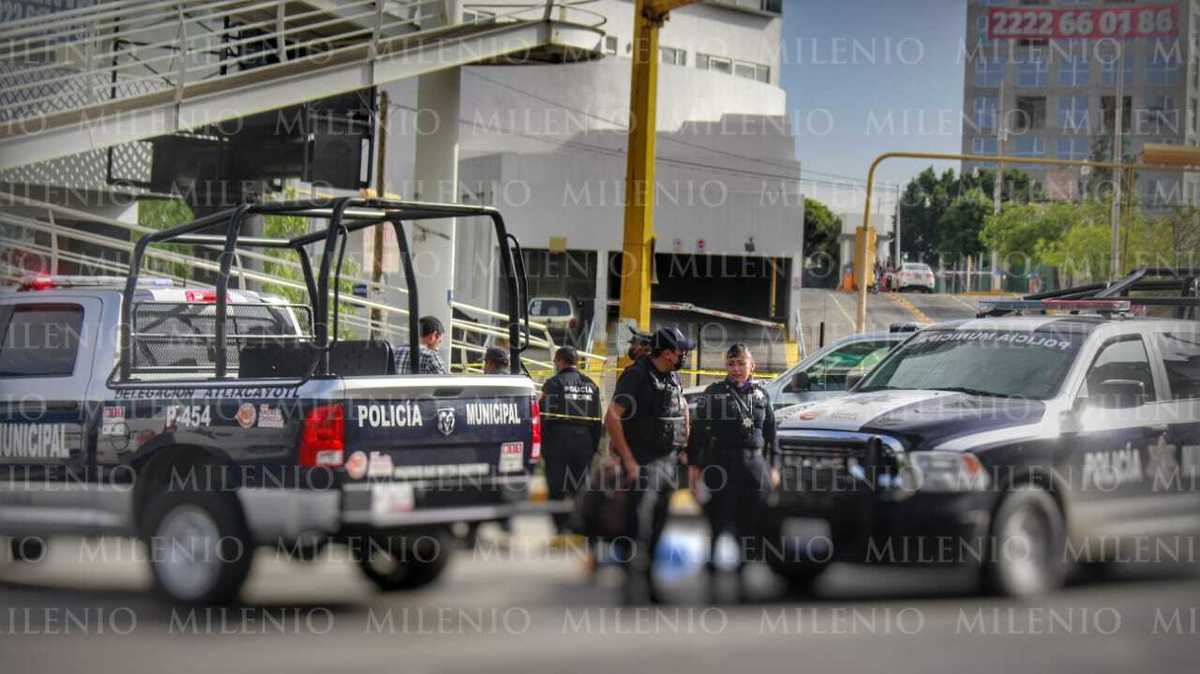 Hombre decide terminar con su vida y se arroja de puente peatonal en la Vía Atlixcáyotl. (Jesús Zavala)