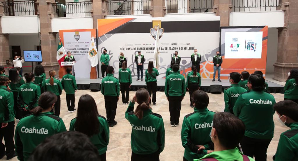 Miguel Ángel Riquelme abanderó a la delegación que representará a Coahuila. (Especial)