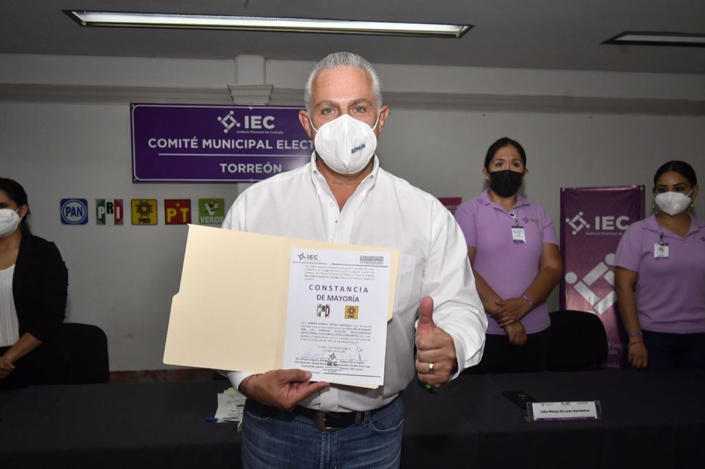 La Presidenta del Comité Municpal de Torreón Ma. Georgina Aguirre Rodríguez, hizo entrega de dicha constancia. (Especial)