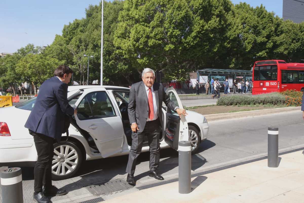 El presidente Andrés Manuel López Obrador arribando al Museo Kaluz. (Juan Carlos Bautista)