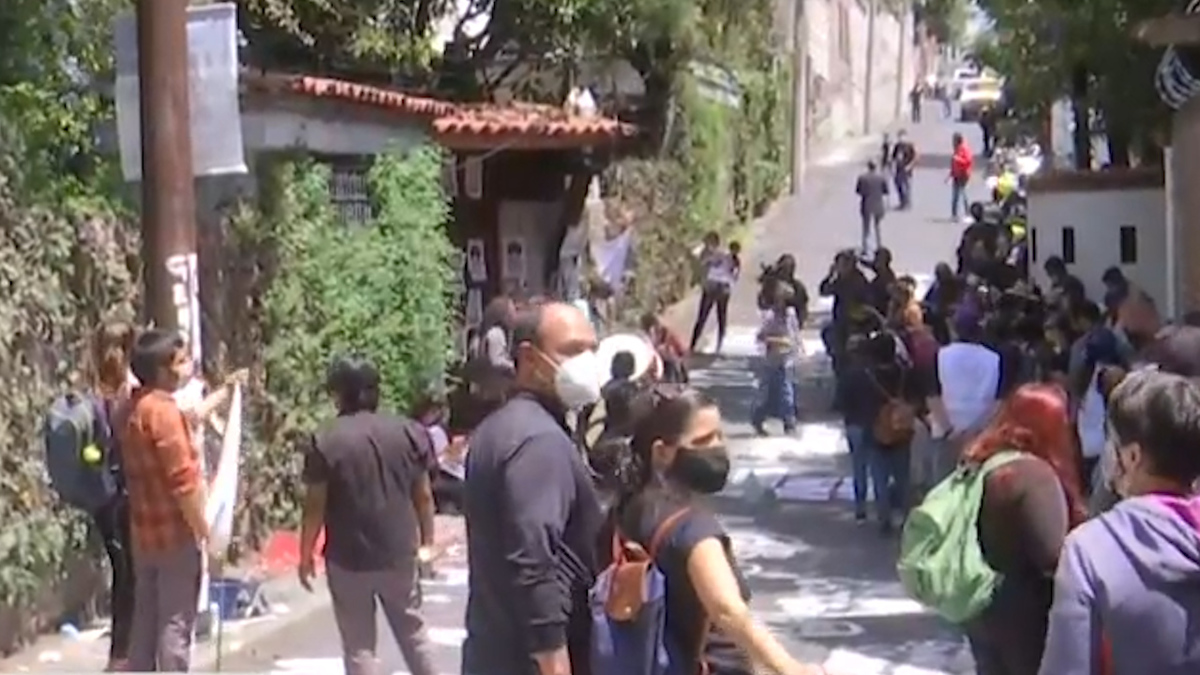 Protestan por aniversaio de "El Halconazo" en casa Luis Echeverría.