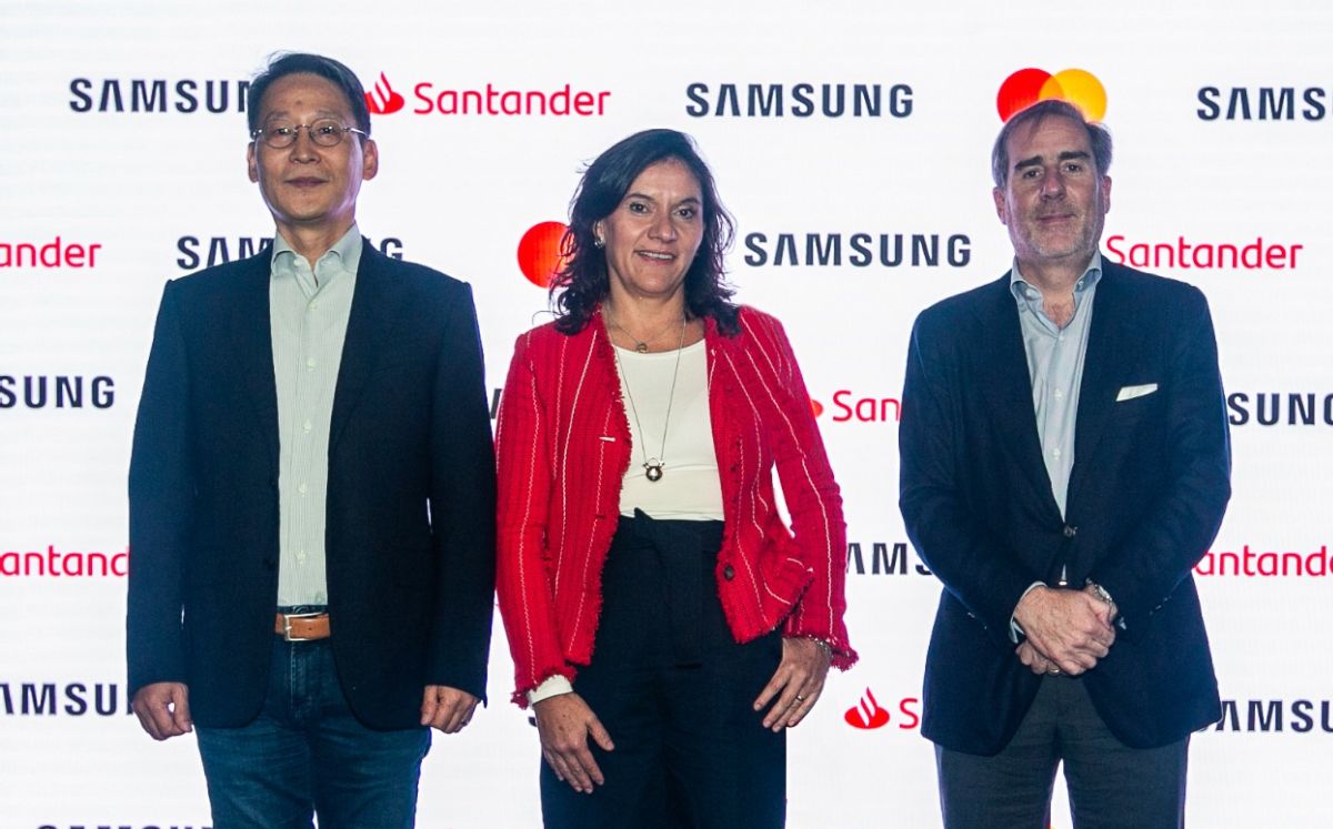 Sang Jik Lee, de Samsung Electronics México; Laura Cruz, de Mastercard México y Hector Grisi Checa, de Santander México. Foto: (Especial)