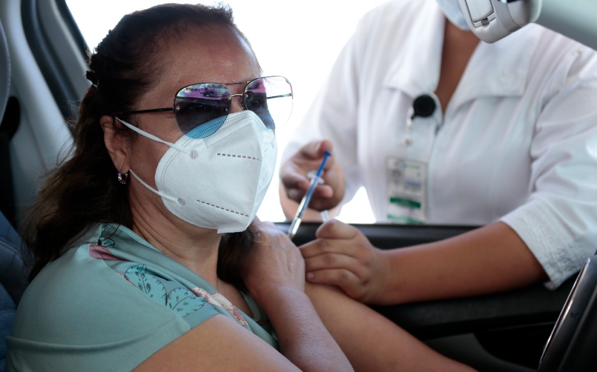 Segundas dosis anticovid para personas de 50 y más en Torreón. (Mauricio Román)