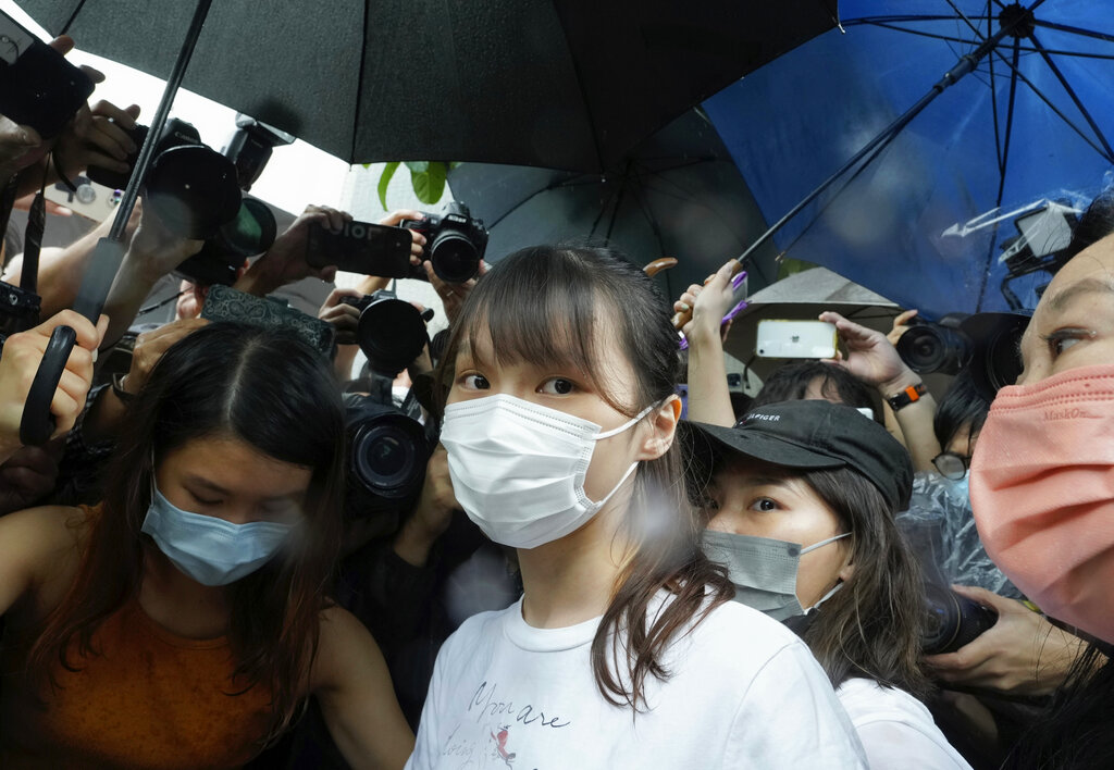 Agnes Chow fue libreada este sábado tras estar 10 meses en prisión. (AP)