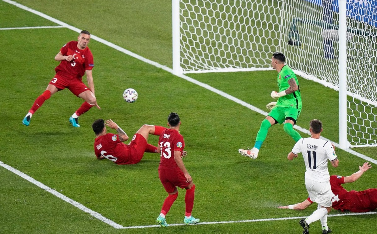 Autogol de Merih Demiral (AFP)