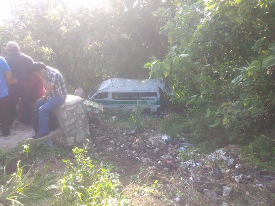 La combi en la que viajaban cayó a un barranco. (Abraham Jiménez)