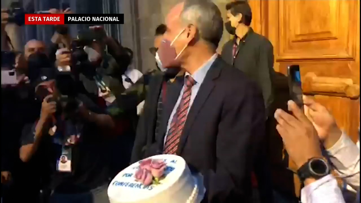 Llevan serenata a Hugo López- Gatell al finalizar su última conferencia covid