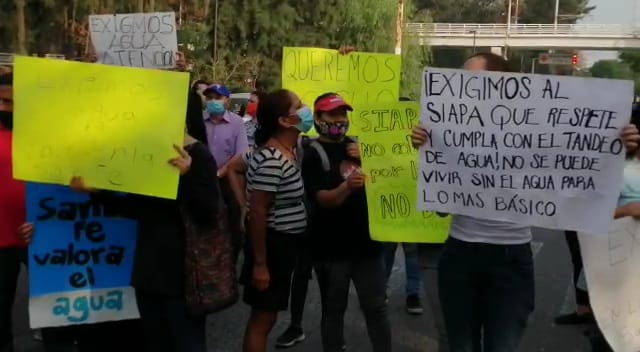 Protesta de vecinos en Zapopan en avenida Patria por falta de agua (Juan Cralos Munguía)