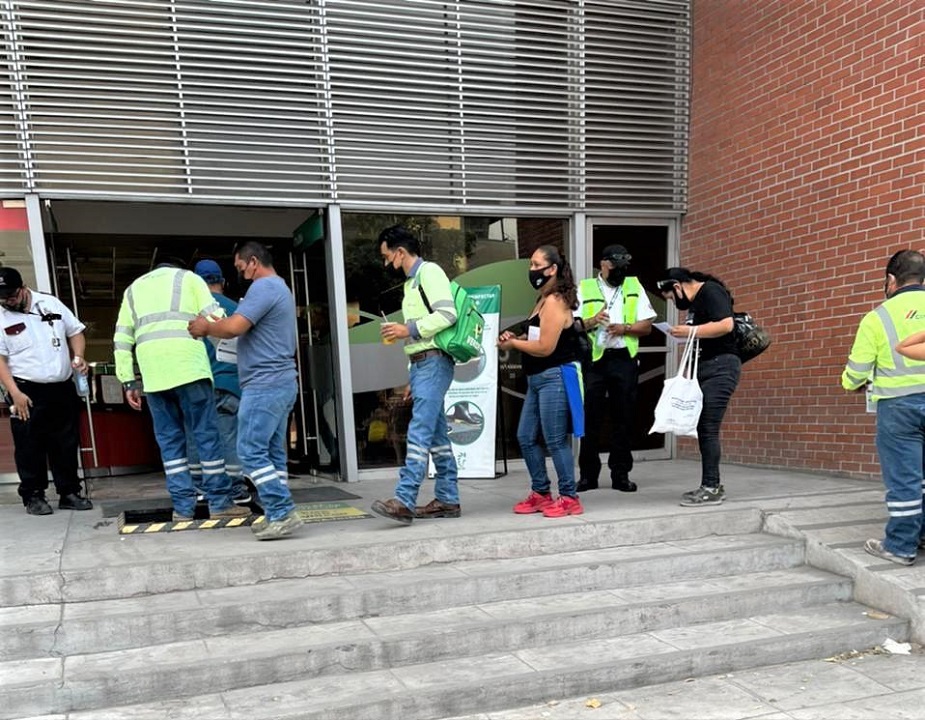 Luego de recibir sus vacunas, colaboradores de CEMEX se convirtieron en voluntarios para apoyar a trabajadores de otras compañías. (Cortesía)