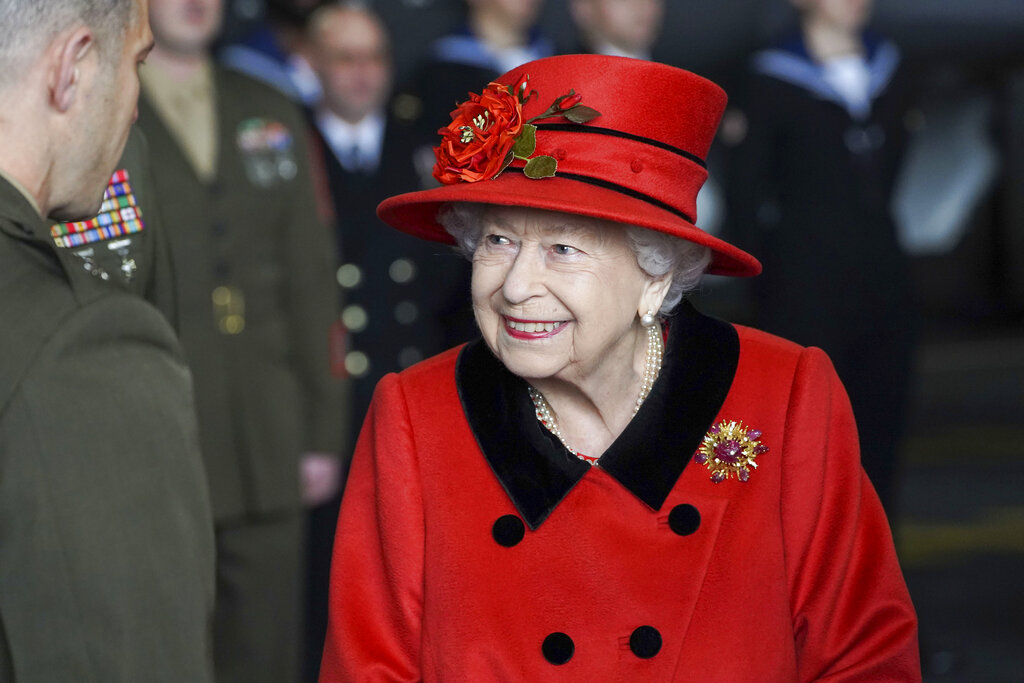 La Reina Isabel II, al ser monarca, puede condecorar como caballeros y damas a ciudadanos del Reino Unidos. (AP)