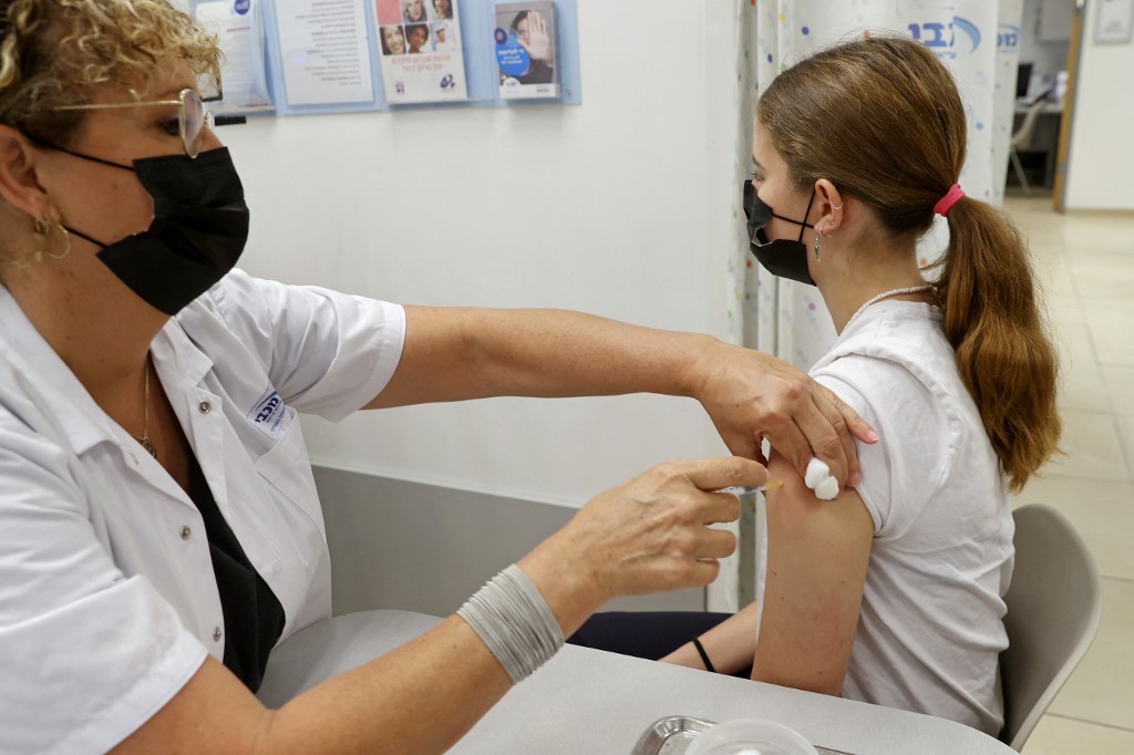 La vacunación en menores de edad contra covid-19 con la dosis de Pfizer ya ha sido aprobado en algunos países. (AFP)