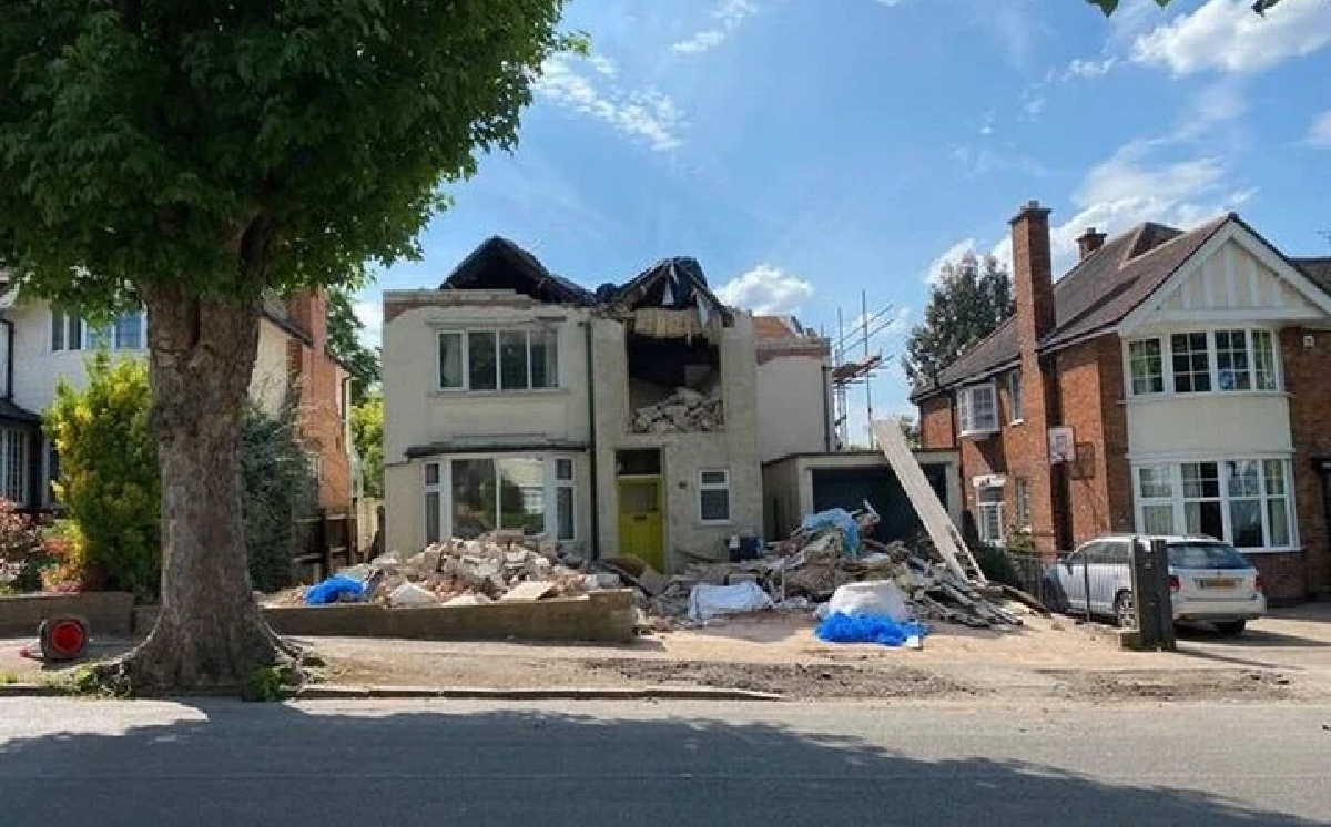 El albañil destruyó la casa que había construido por una disputa sobre el pago. (Especial)