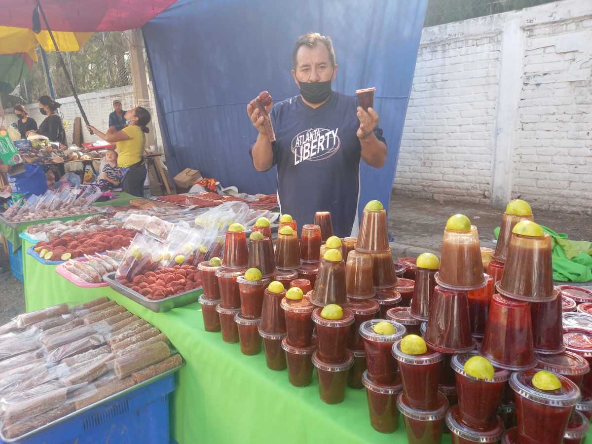 Desde Chiapas, llega a León para vender sus dulces en Feria de Verano