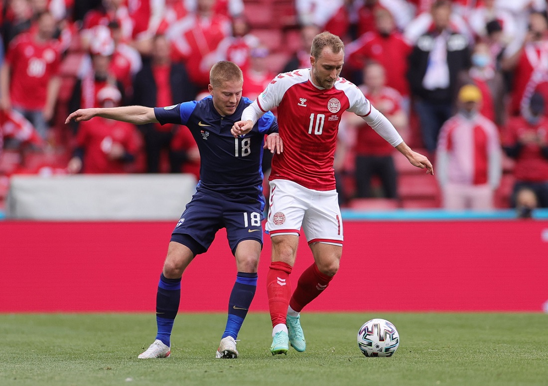 Christian Eriksen durante partido de la Eurocopa 2020 (Reuters)