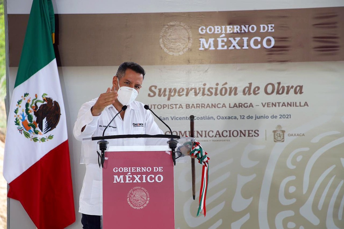 El gobernador de Oaxaca, Alejandro Murat, estuvo presente en la visita de AMLO. (Óscar Rodríguez)
