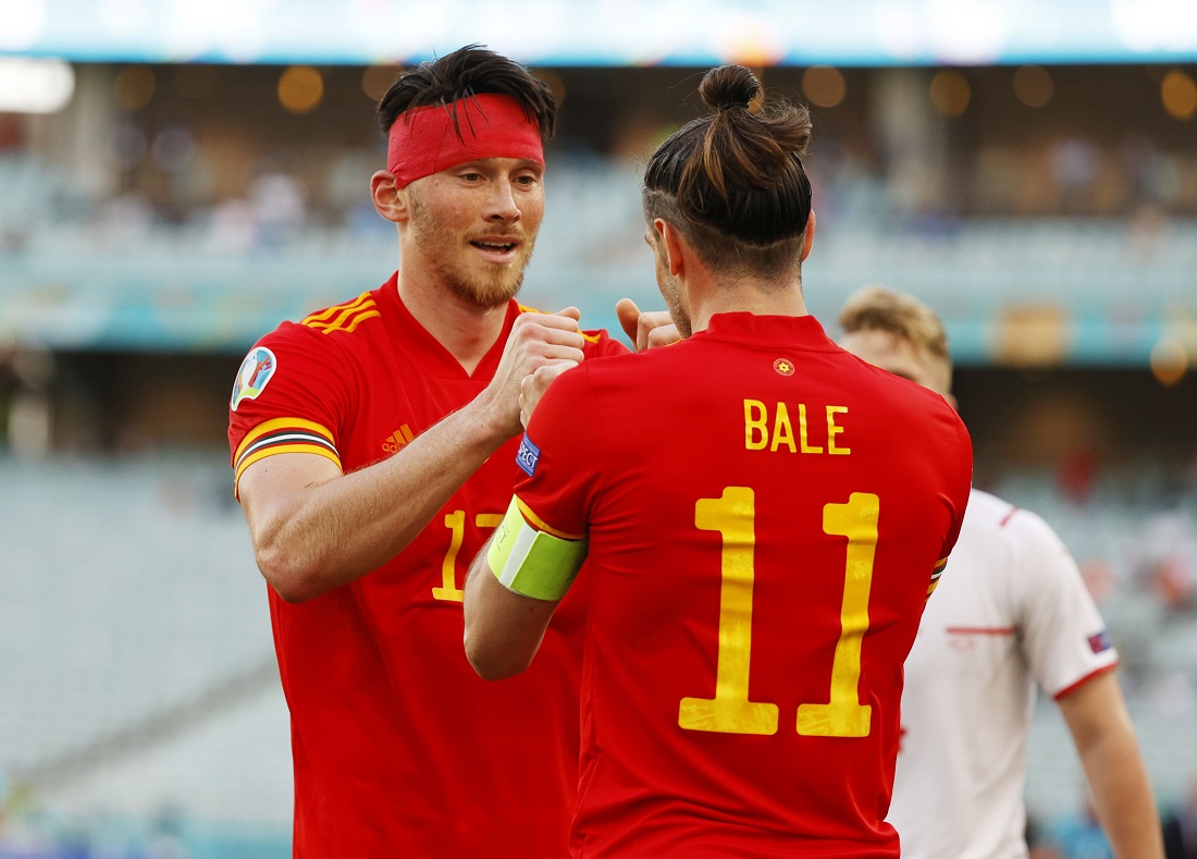 Kieffer Moore y Gareth Bale en festejo de gol (Reuters)